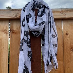 ✨Cute skull scarf✨